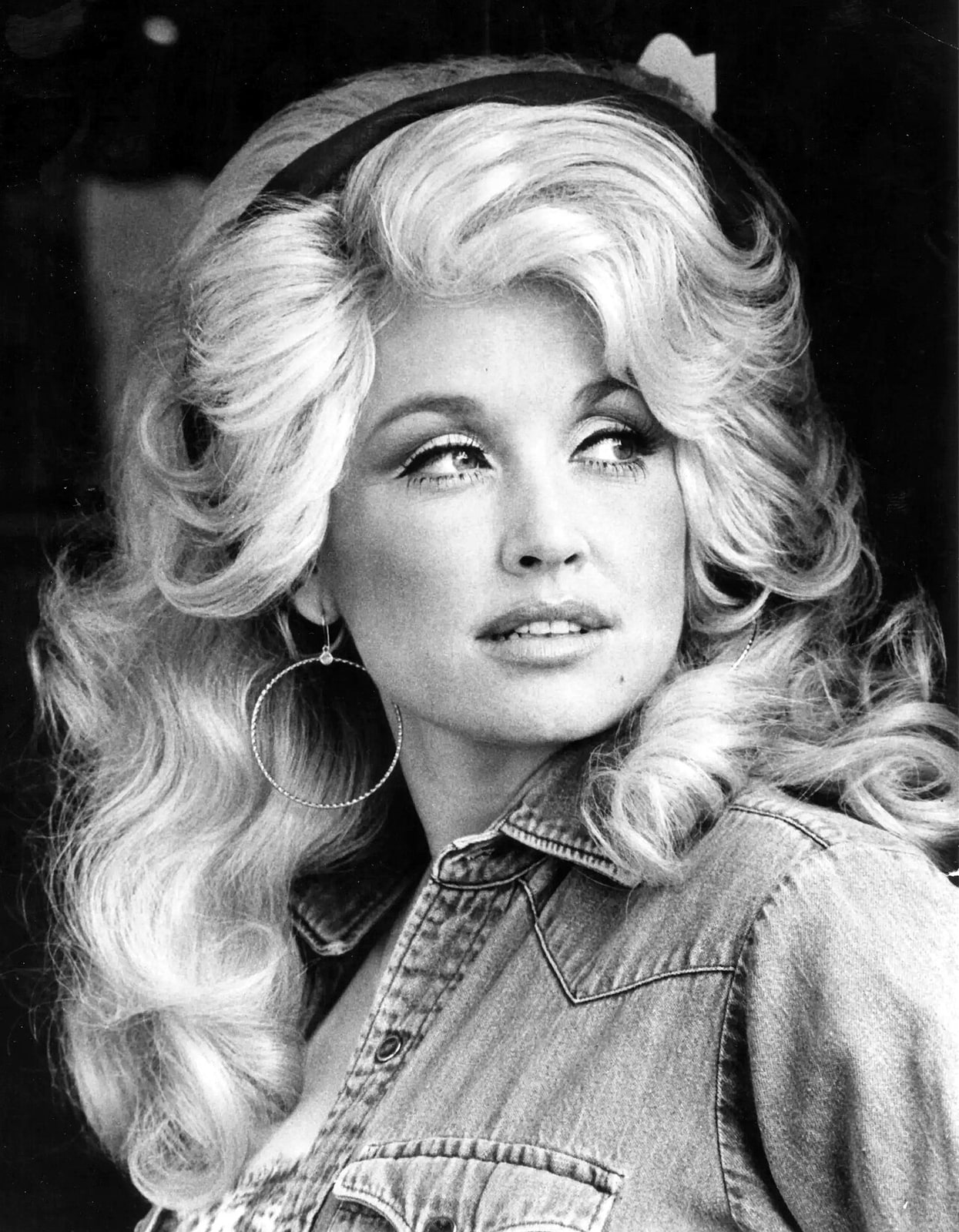 Dolly Parton in a 1977 publicity portrait.